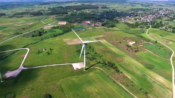 Windturbines in groene velden — Stockvideo