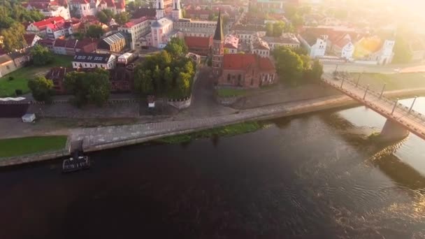 Vuelo sobre el casco antiguo — Vídeos de Stock