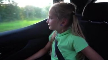 Kız arabaya taşıma