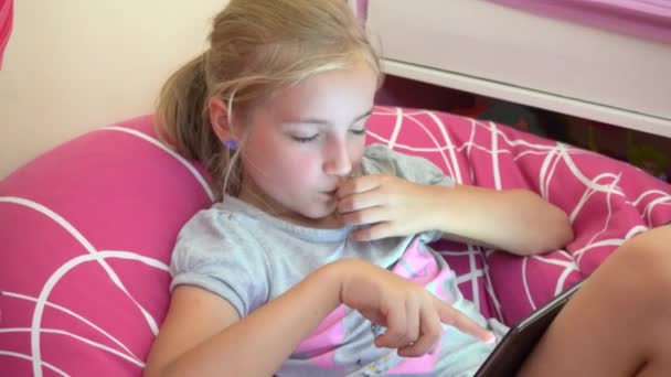 Девушка играет с планшетом — стоковое видео