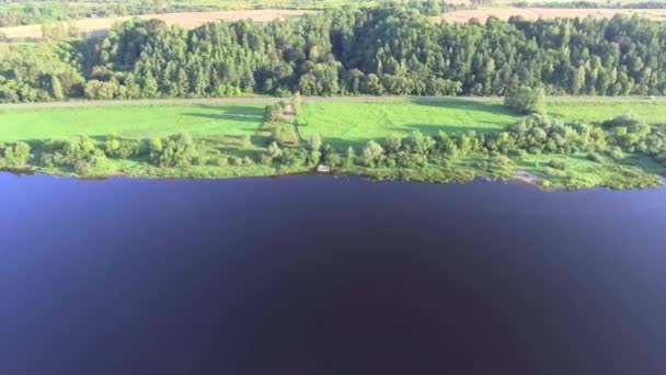 Antena landcape rzeki w zielone łąki — Wideo stockowe