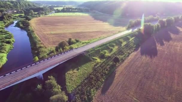 Luchtfoto van de weg in de buurt van rivier — Stockvideo