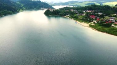 Kalenin göl kıyısında havadan görünümü