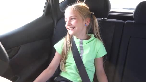 Mignons enfants aller en voiture — Video