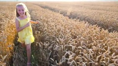 buğday alanında şirin kız