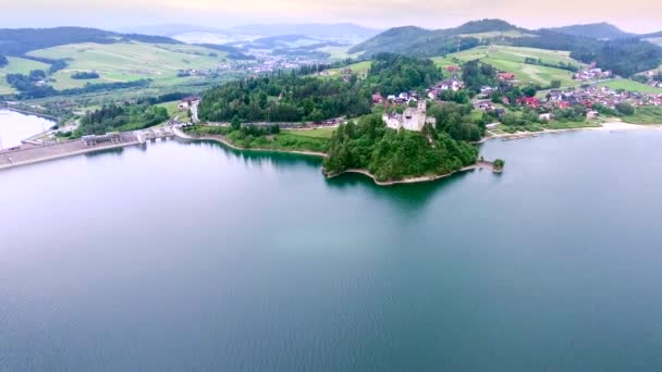 Vecchio castello sulla riva del lago — Video Stock