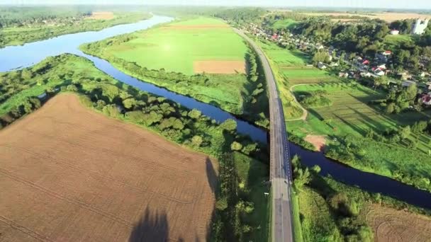 Luchtfoto Systembolaget van rivier in groene weiden — Stockvideo