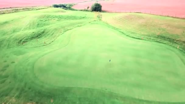 高尔夫球场的鸟瞰图 — 图库视频影像
