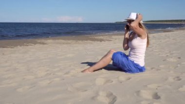 genç kadın tarafından cep telefonu sahilde söz