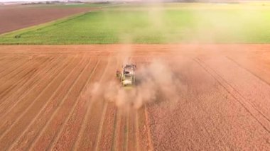 tarlada çalışan hasat