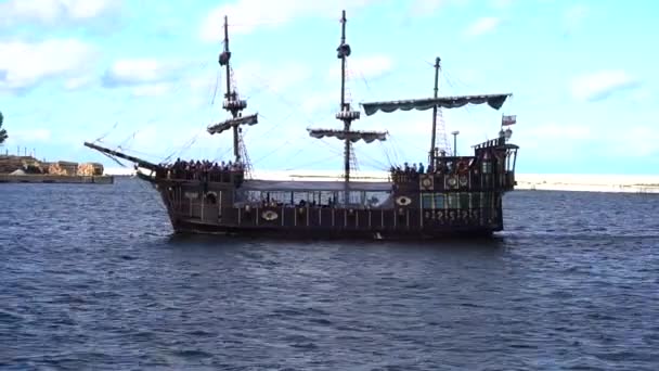 Piratenschip zeilen in zee — Stockvideo