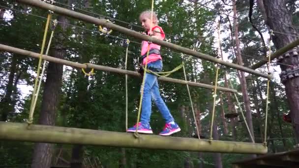 Enfants jouant dans le parc d'aventures 