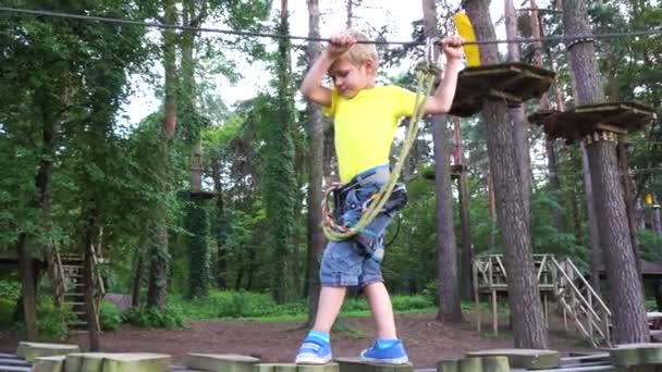 Enfants jouant dans le parc d'aventures 