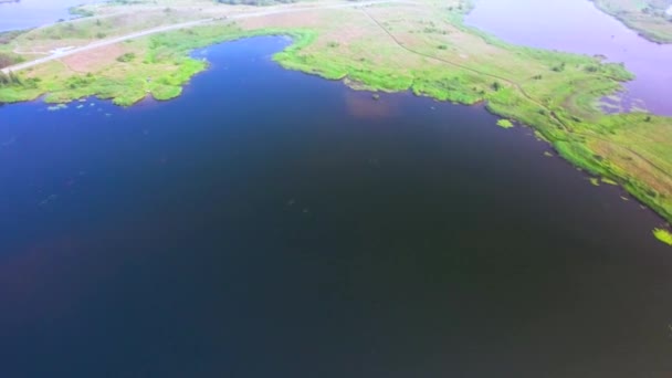 Malý ostrov v jezeře — Stock video