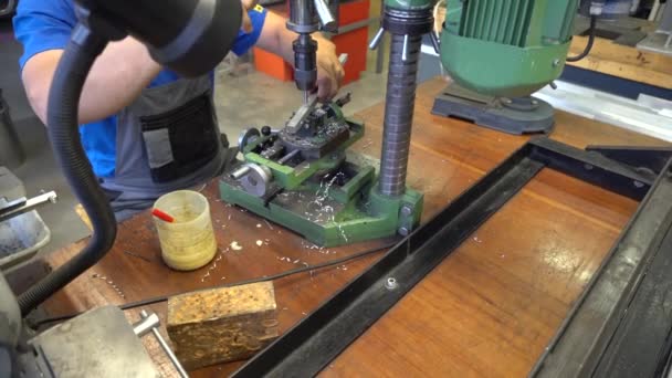Механизм в металлической мастерской — стоковое видео