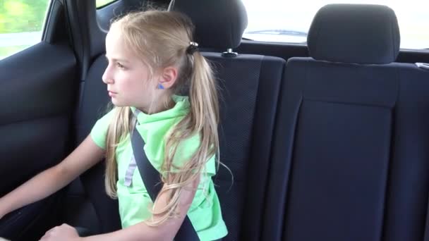 Crianças bonitos indo no carro — Vídeo de Stock