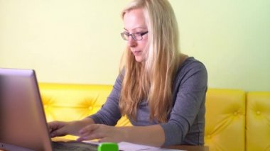 Dizüstü bilgisayarla çalışan kadın