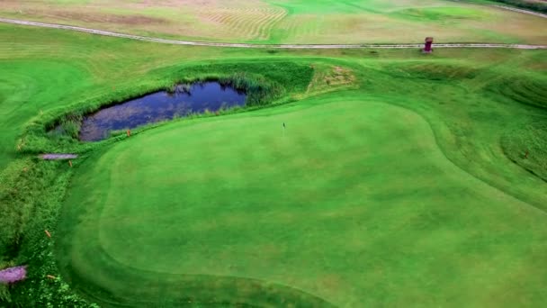 Letecký pohled na golfovém hřišti — Stock video