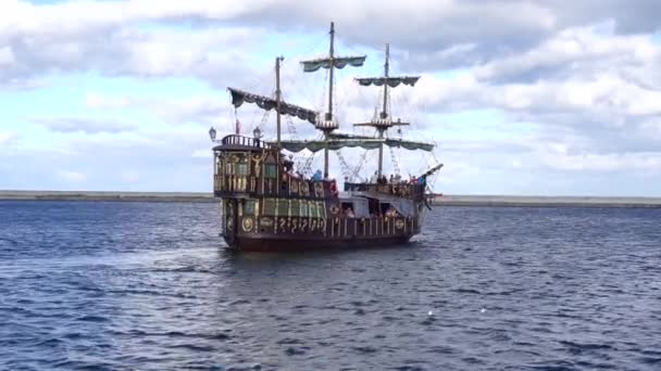pirátská loď plující v moři