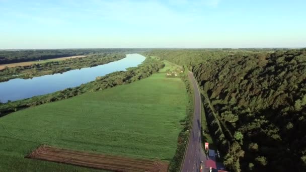 Paisaje terrestre aéreo del río en prados verdes — Vídeo de stock