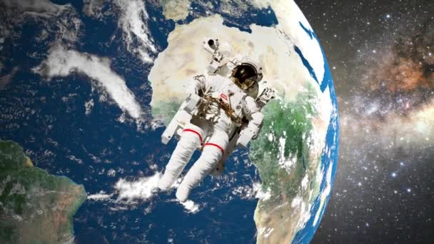 Astronaut in open ruimte voor de aarde — Stockvideo