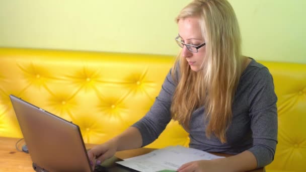 Женщина, работающая с ноутбуком — стоковое видео