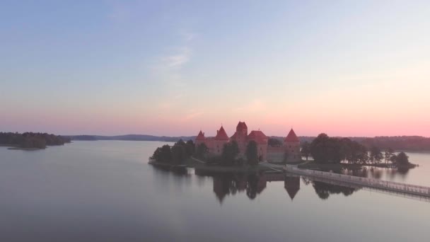 Flygfoto över gamla slottet på ön — Stockvideo