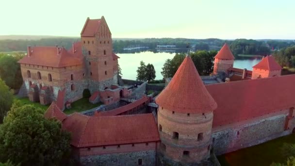 Vista aérea del antiguo castillo en la isla — Vídeos de Stock