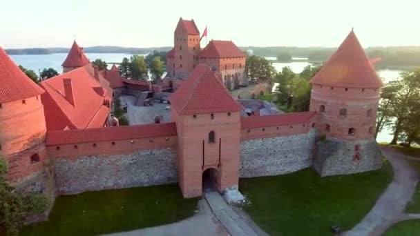 Vista aérea del antiguo castillo en la isla — Vídeo de stock