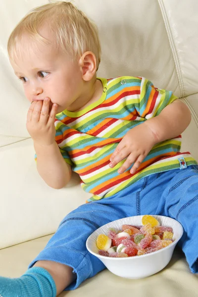 Jongen eten snoep — Stockfoto