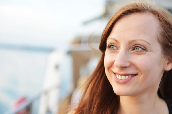 Vrouw op schip — Stockfoto