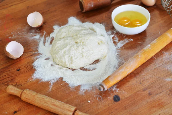 Dough, eggs and flour — Stock Photo, Image