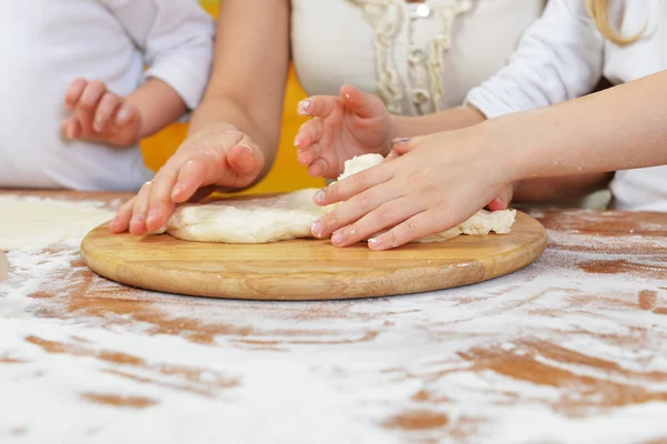 Preparing dough — Stock Photo, Image