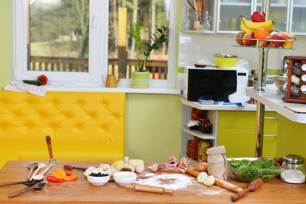 Mesa com alimentos — Fotografia de Stock