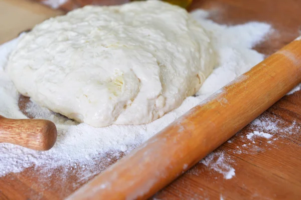 Dough  and flour — Stock Photo, Image