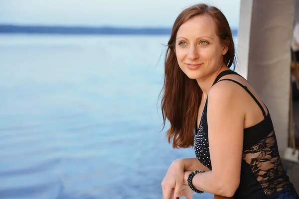 Vrouw op schip — Stockfoto