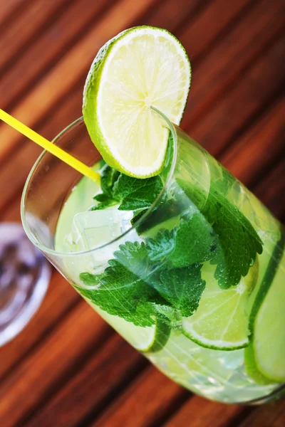 Cocktail i glas — Stockfoto
