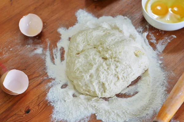 Dough, eggs and flour — Stock Photo, Image