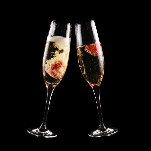 Glas champagne med jordgubbe — Stockfoto