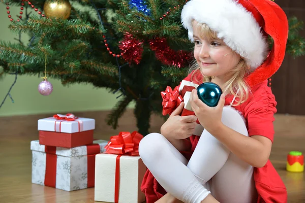 Mädchen mit Weihnachtsmütze — Stockfoto