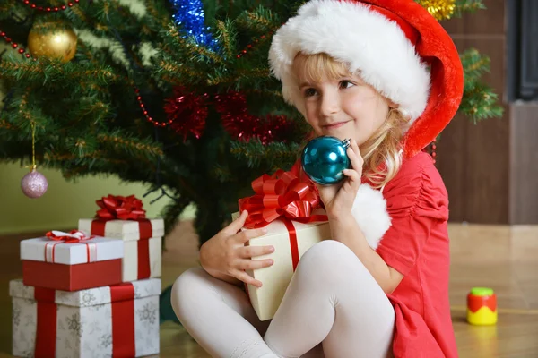 Menina em santa cap — Fotografia de Stock