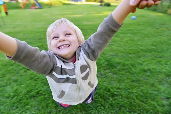 Liten pojke — Stockfoto