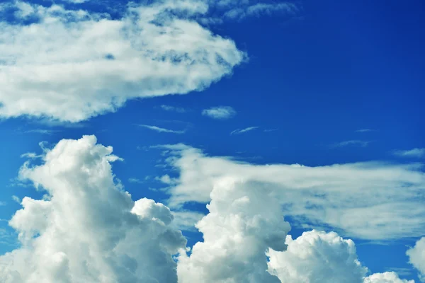 Weiße Wolken — Stockfoto