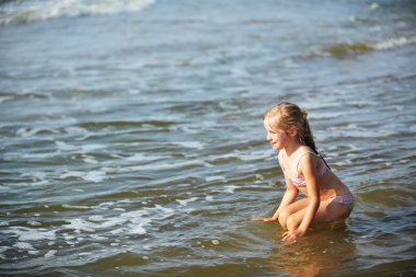 Denizde oynayan kız