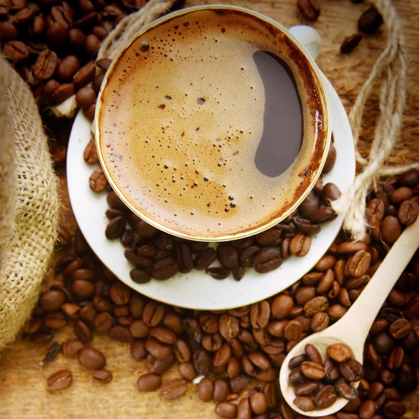 Kaffeebohnen und Tasse — Stockfoto