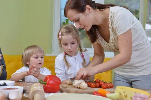 Mutter mit Kindern kocht — Stockfoto