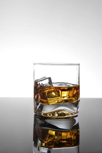 Whisky met ijs — Stockfoto