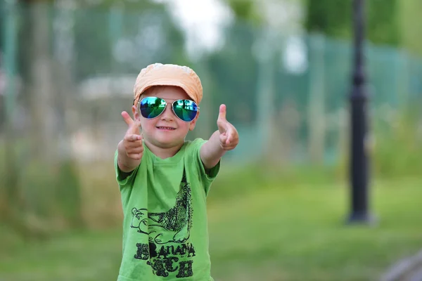 Menino no parque — Fotografia de Stock