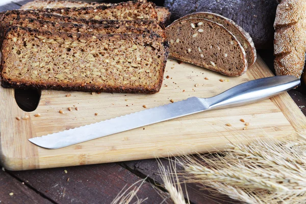 Чёрный хлебный нарезной хлеб — стоковое фото