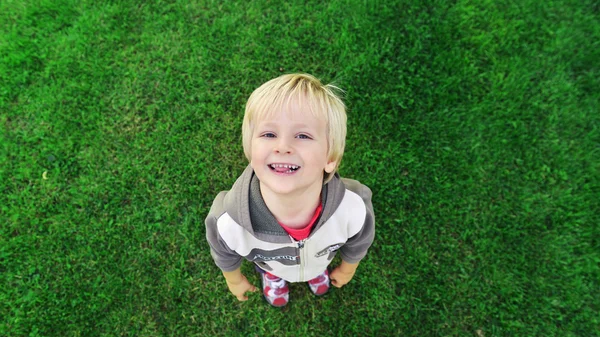 Kleine jongen in park — Stockfoto